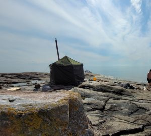 Telttasauna kalliolla